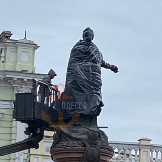 Памятник императриуы укутывают в черный полиэтилен