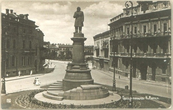Памятник К. Марксу на площади