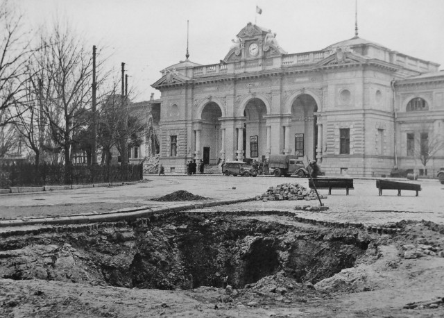 Воронка перед вокзалом, 1941г.