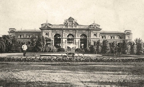 Старое здание пассажирского вокзала: главный фасад и фонтан, 1900-е