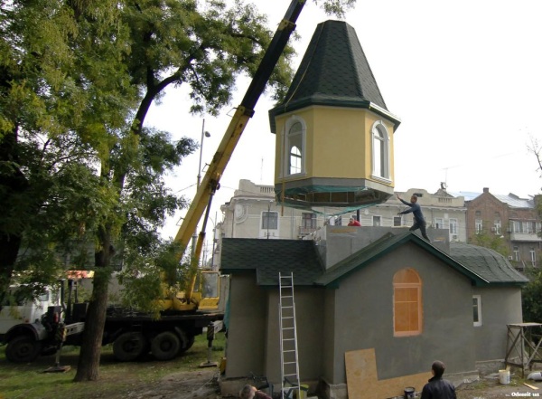 Установка купольной части временной церкви