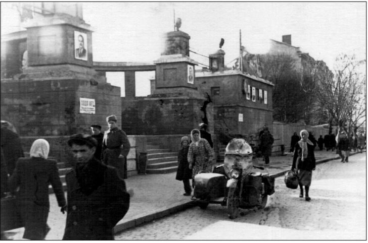 Временный вход на перрон вокзала 1944 после разрушения старого