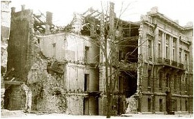 Разрушенное здание комендатуры